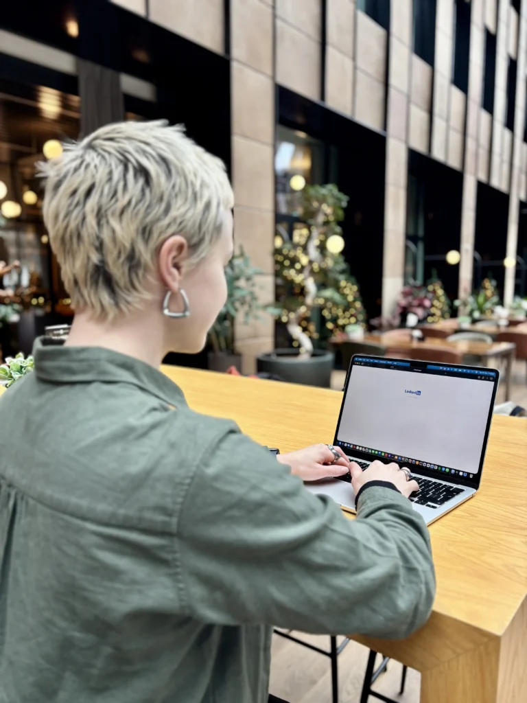 Eef Andriessen achtet laptop met LinkedIn op het scherm