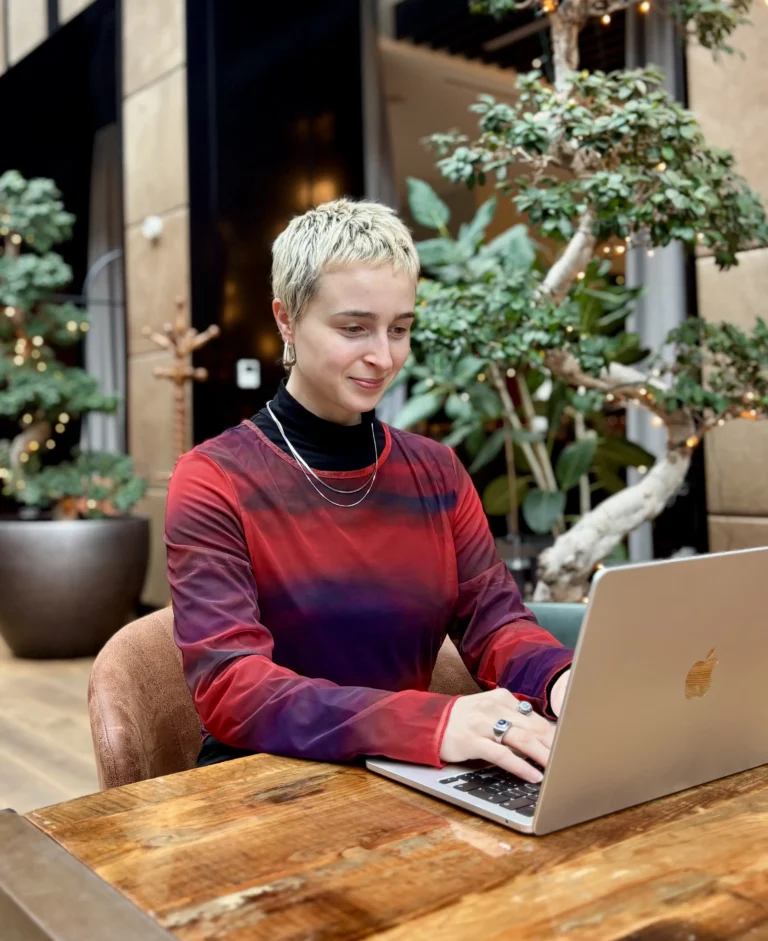 Eef Andriessen achter laptop werkend aan social media strategie